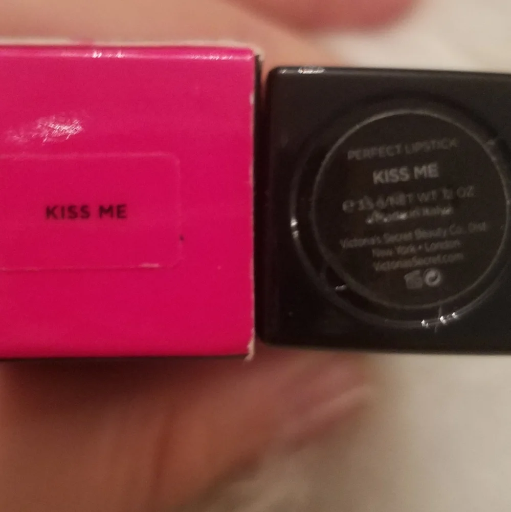 🆕 VS VERY SEXY PERFECT LIPSTICK IN KISS ME